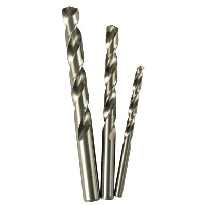 Conjunto de três brocas metálicas prateadas de diferentes tamanhos