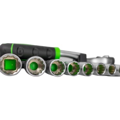 Chave de soquetes metálicos com pega preta e detalhes verdes