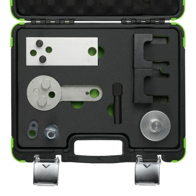 Conjunto de ferramentas metálicas num estojo preto com interior de espuma recortada