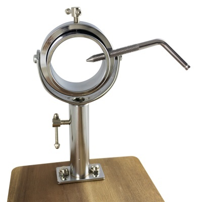 Suporte metálico prateado com base de madeira