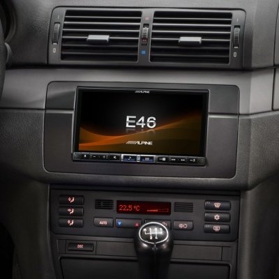 Painel de carro com sistema de som Alpine e alavanca de mudanças