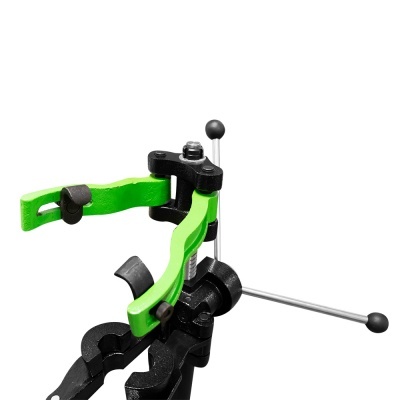 Ferramenta ou suporte com partes verdes, pretas e metalizadas