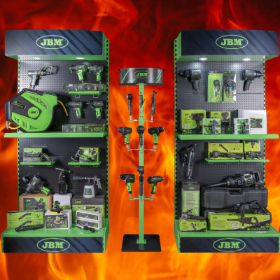 Exposição de ferramentas JBM verde e preto em expositores com fundo de chamas