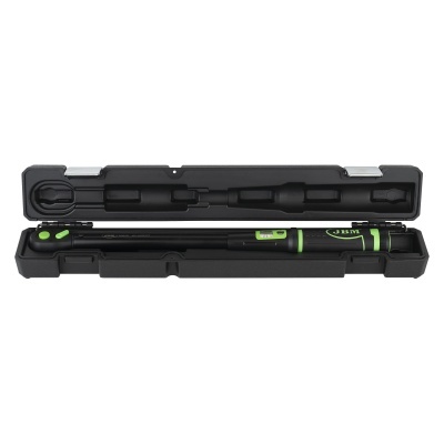 Chave dinamométrica preta e verde numa caixa plástica preta com rótulos verdes