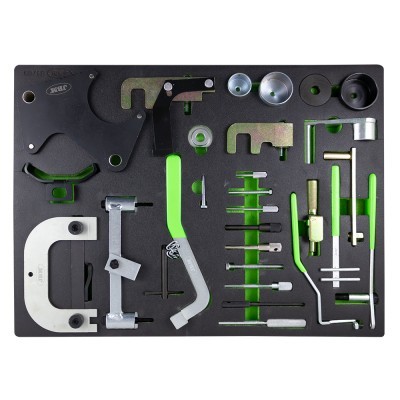 Conjunto de ferramentas organizadas em espuma preta com peças metálicas e verdes