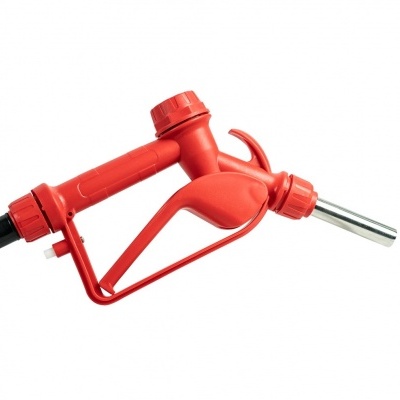 Bico de combustível vermelho com ponta metálica em fundo branco