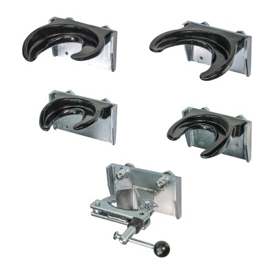 Cinco suportes metálicos com ganchos pretos em fundo branco