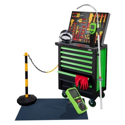 Conjunto de ferramentas e equipamentos exibidos num carrinho de ferramentas preto e verde