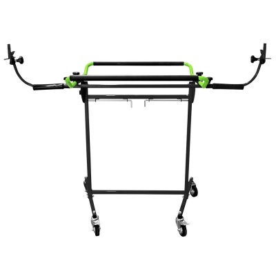 Estrutura metálica preta com detalhes verdes e rodas para suporte