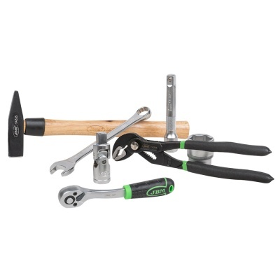 Conjunto de ferramentas com martelo, chave inglesa, alicate, carraca e soquetes