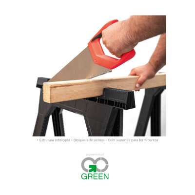 Pessoa a cortar madeira com serra vermelha e suporte de trabalho preto