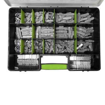 Caixa de plástico preto com divisórias verdes contendo peças cinzentas e metálicas organizadas