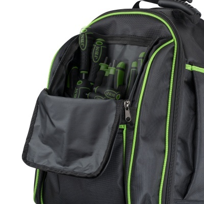 Mochila preta com detalhes verdes aberta com ferramentas dentro