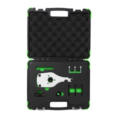 Estojo preto com cantos verdes contendo ferramentas metálicas em espuma recortada