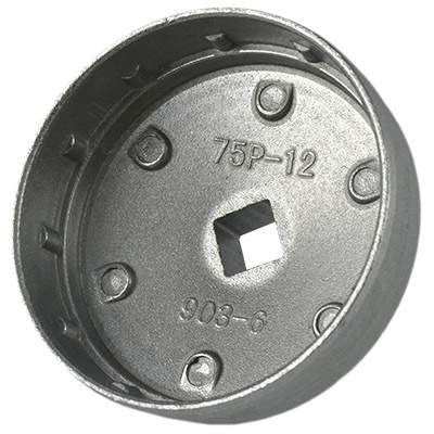 Ferramenta metálica redonda prateada com recorte quadrado central e inscrições