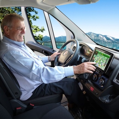 Interior de carrinha com homem idoso ao volante