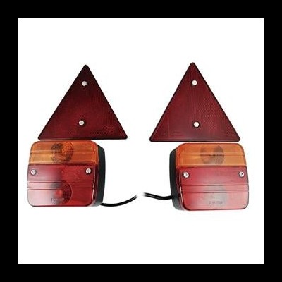 Conjunto de luzes traseiras automóvel com triângulos refletivos vermelhos e partes vermelhas e laranja, com cabos