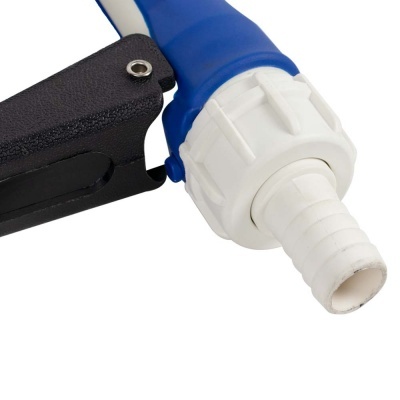 Mangueira com adaptador branco e cabo azul com peça preta de metal