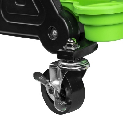 Roda preta com travão metálico e detalhe verde em fundo branco