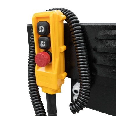 Controlo remoto industrial amarelo com botões e cabo preto enrolado