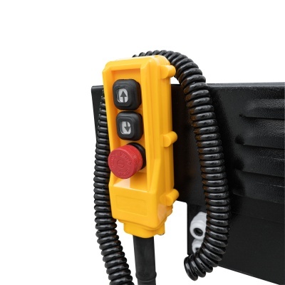 Comando de elevação industrial amarelo com três botões e cabo enrolado preto