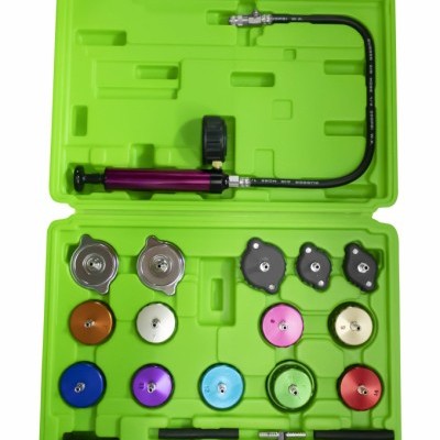 Estojo verde com ferramentas e tampas metálicas coloridas para manutenção automóvel