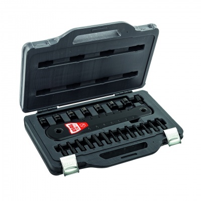 Conjunto de soquetes em caixa plástica preta com várias peças em metal preto