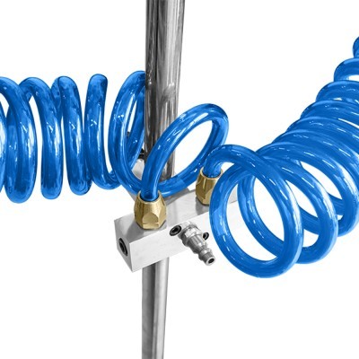 Mangueira espiral azul com conetores metálicos dourados e tubo prateado