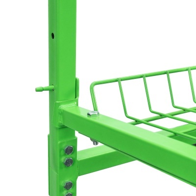 Estrutura metálica verde com vigas e grelha aparafusada