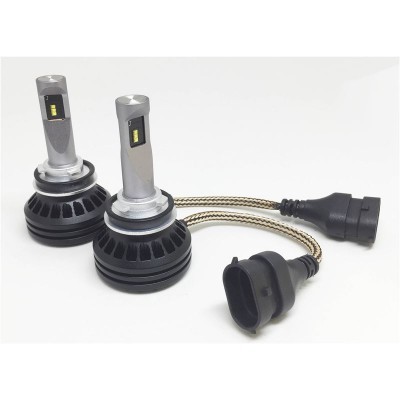 Duas lâmpadas LED para automóvel com cabos e conectores pretos