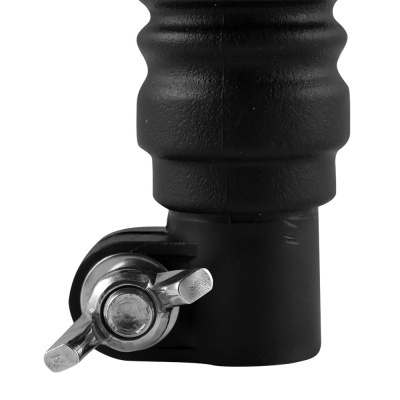 Detalhe inferior de objeto preto com peça metálica para aperto