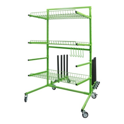 Estrutura metálica verde com prateleiras e rodas