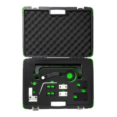 Estojo preto com peças metálicas e mecânicas organizadas em espuma com fundo verde