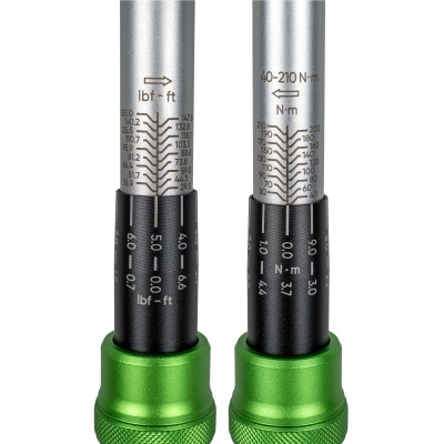 duas chaves dinamométricas metálicas com base verde e índices pretos com medidas