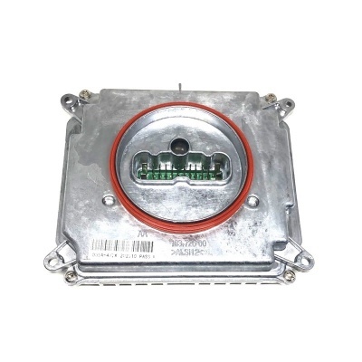 Unidade eletrónica metálica retangular com vedante vermelho circular e conectores internos