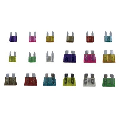 Fusíveis automotivos coloridos organizados em fileiras sobre fundo branco