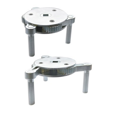 Dois suportes metálicos com três pernas e engrenagem lateral em fundo branco