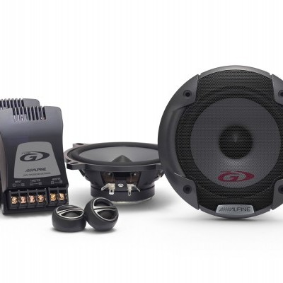 Conjunto de alto-falantes automotivos Alpine com tweeters e componentes eletrónicos pretos