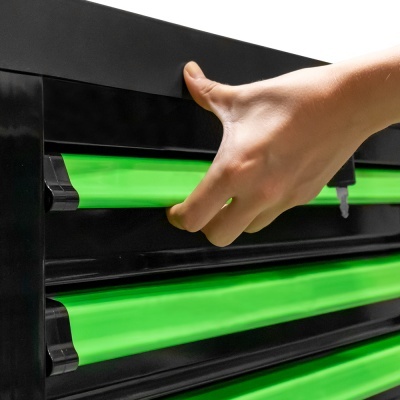 Caixa de ferramentas preta com puxadores verdes e mão a puxar