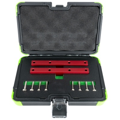 Conjunto de ferramentas em caixa preta com barra vermelha e parafusos