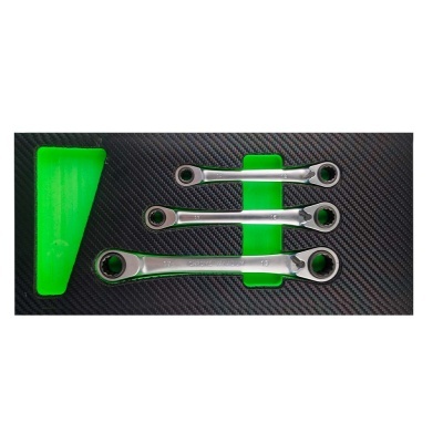 Conjunto de três chaves de caixa metálicas prateadas com fundo preto e suportes verdes.