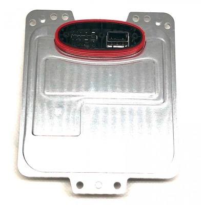 Componente eletrónico em metal com ficha preta e vermelha e conectores USB