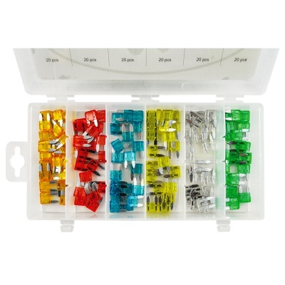 Estojo com fusíveis automotivos coloridos organizados em compartimentos