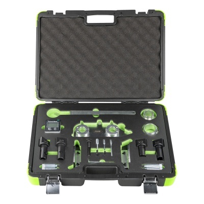 Conjunto de ferramentas em estojo rígido verde e preto com várias peças metálicas organizadas em espuma preta