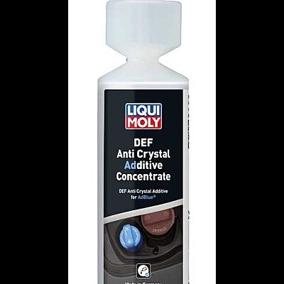 Frasco branco com tampa vermelha e rótulo Liqui Moly DEF Anti Crystal Additive