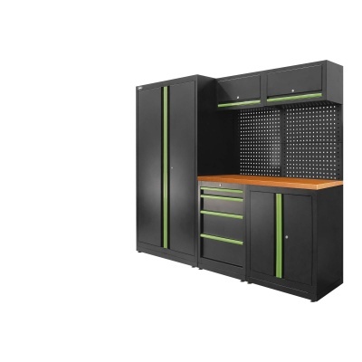 Móveis de garagem em metal preto com puxadores verdes e tampo em madeira