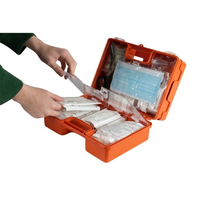 Caixa de primeiros socorros laranja com pacotes e máscara