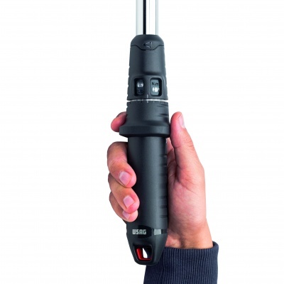 Chave dinamométrica negra da marca USAG segurada por uma mão