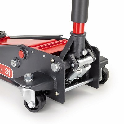 Macaco hidráulico preto e vermelho com rodas e capacidade de 3 toneladas