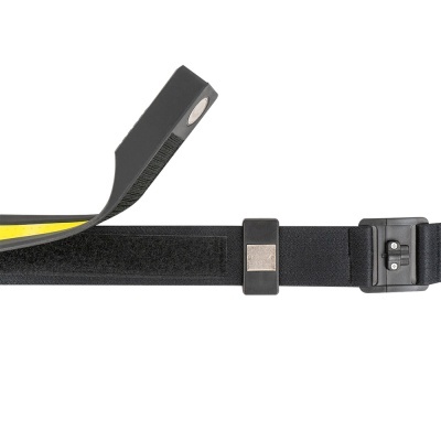 Cinta preta ajustável com fecho e velcro sobre fundo branco